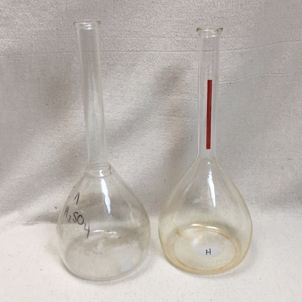 Pair vintage Pyrex flasks Beaker Labware 1000ml